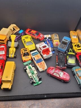 Lot of 22 Diecast & Plastic Toy Cars  Matchbox, Hotwheels, Maisto